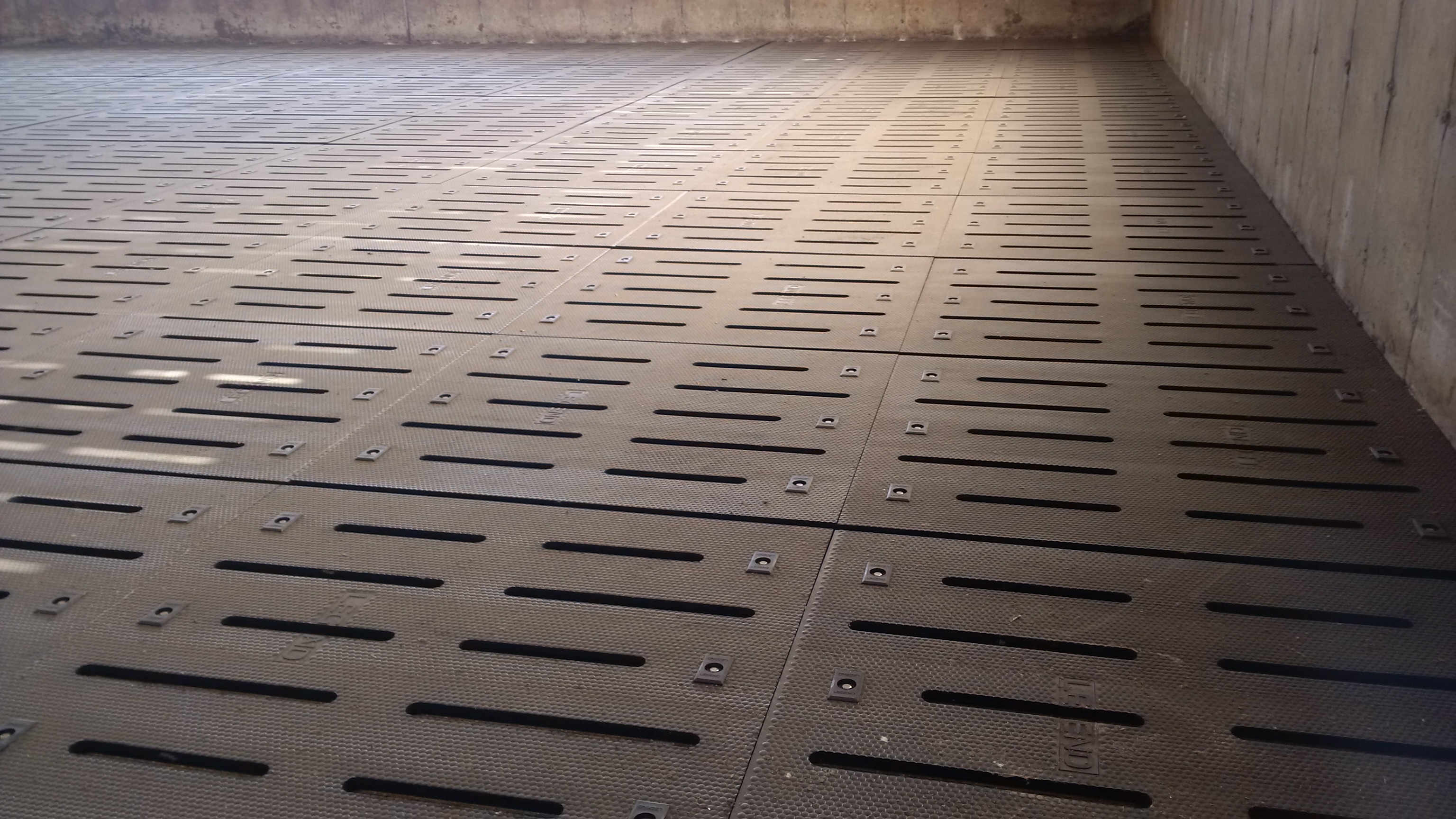 Slat Rubber Cow Mats Legend Rubber